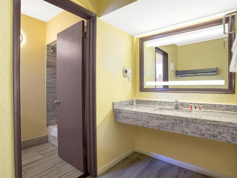 Days Inn By Wyndham Airport - Финикс Екстериор снимка