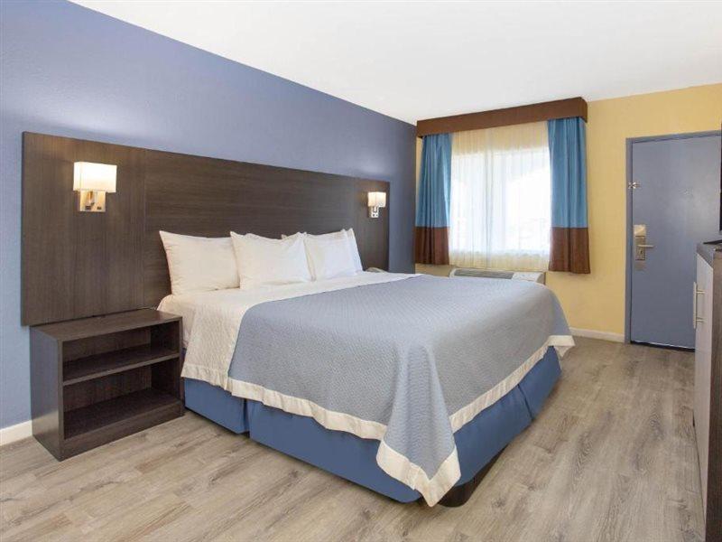 Days Inn By Wyndham Airport - Финикс Екстериор снимка
