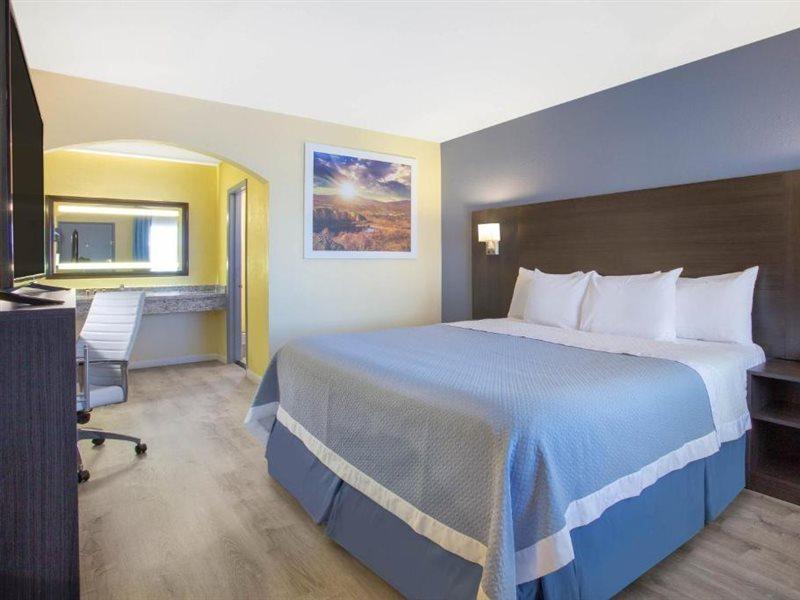 Days Inn By Wyndham Airport - Финикс Екстериор снимка