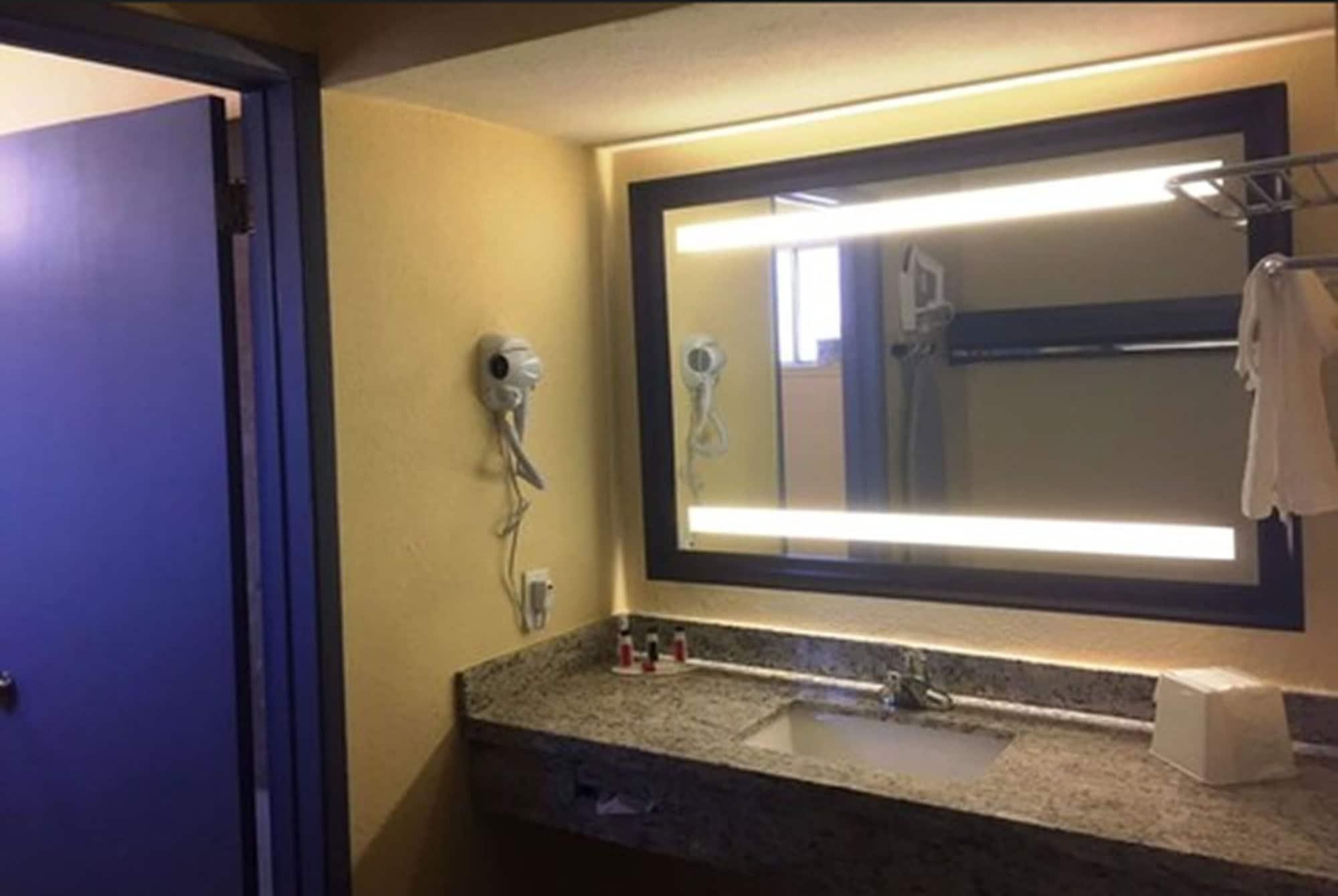 Days Inn By Wyndham Airport - Финикс Екстериор снимка
