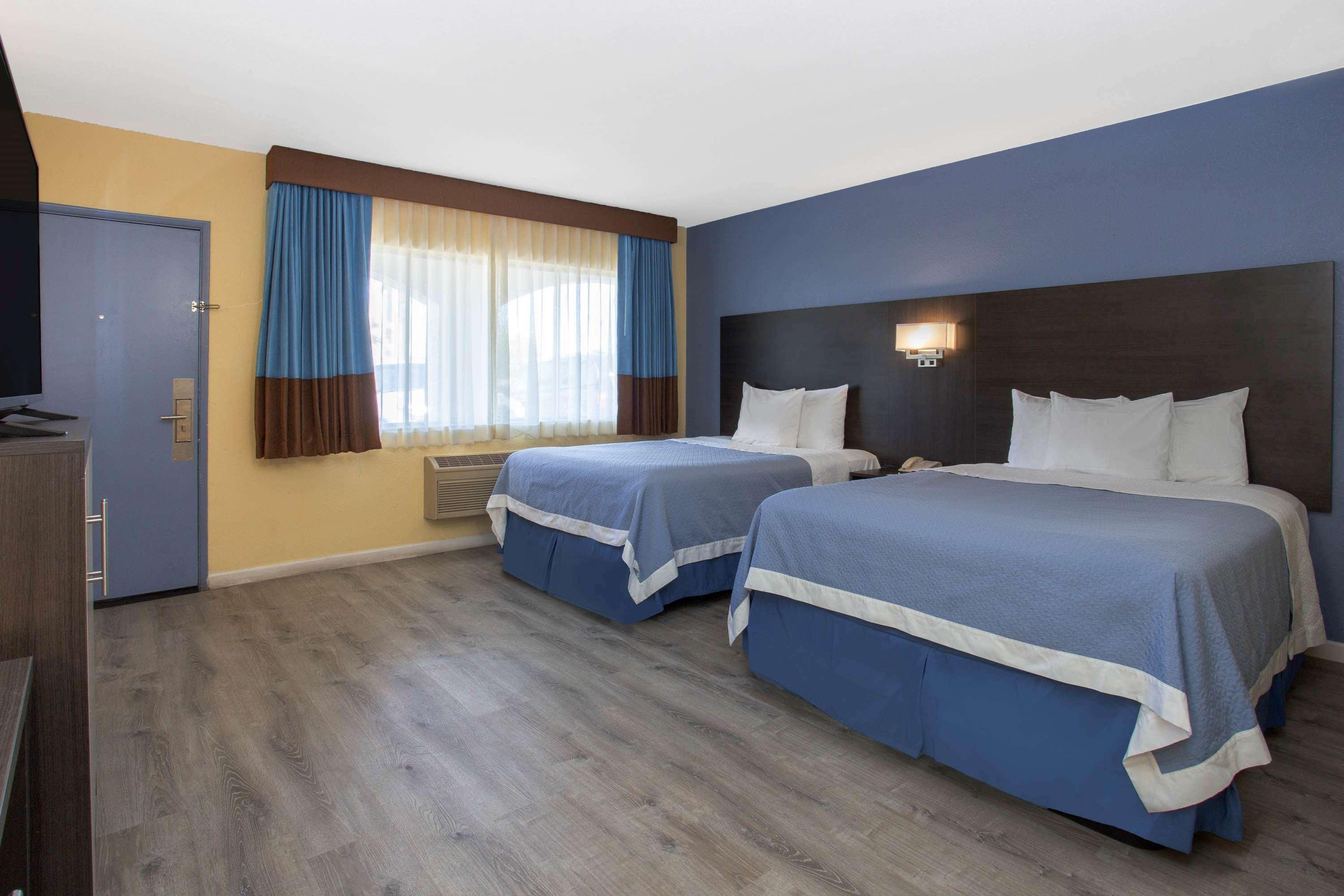 Days Inn By Wyndham Airport - Финикс Екстериор снимка