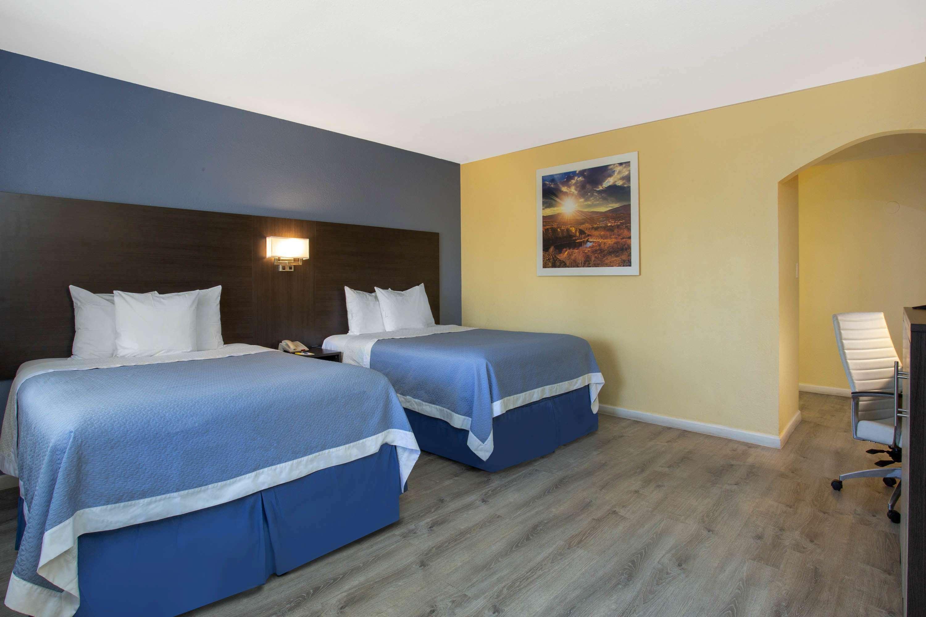 Days Inn By Wyndham Airport - Финикс Екстериор снимка
