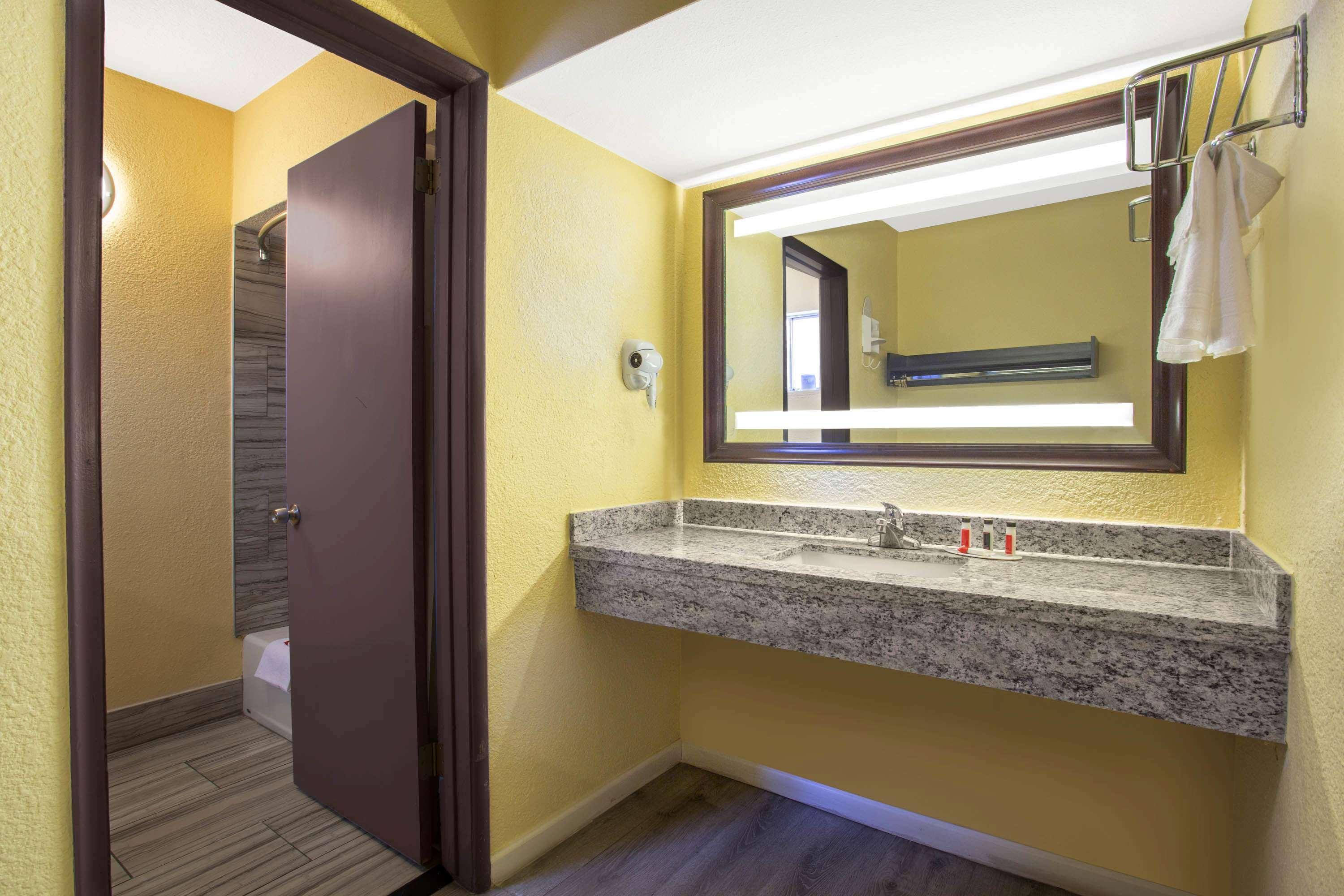 Days Inn By Wyndham Airport - Финикс Екстериор снимка