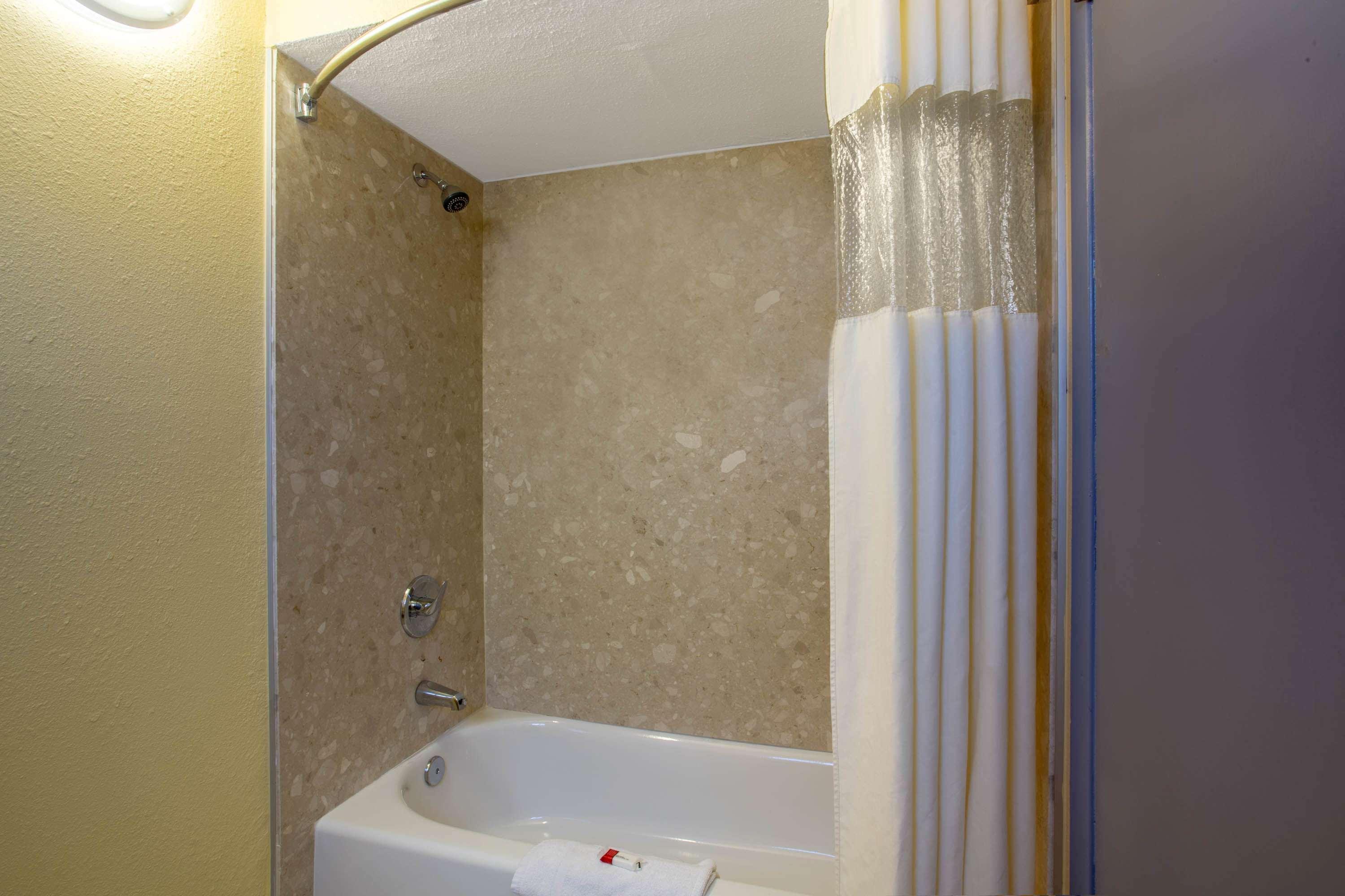 Days Inn By Wyndham Airport - Финикс Екстериор снимка