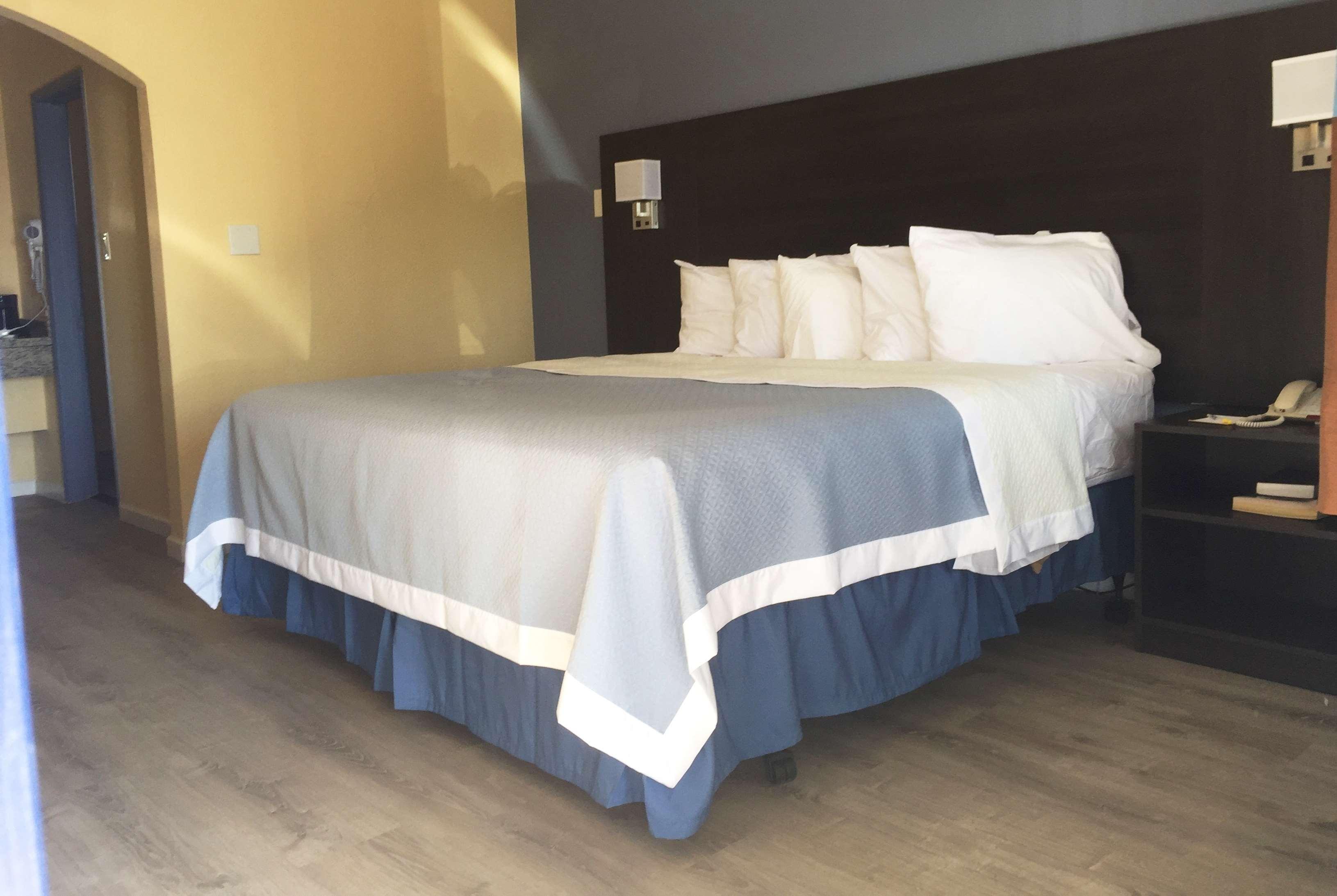Days Inn By Wyndham Airport - Финикс Екстериор снимка