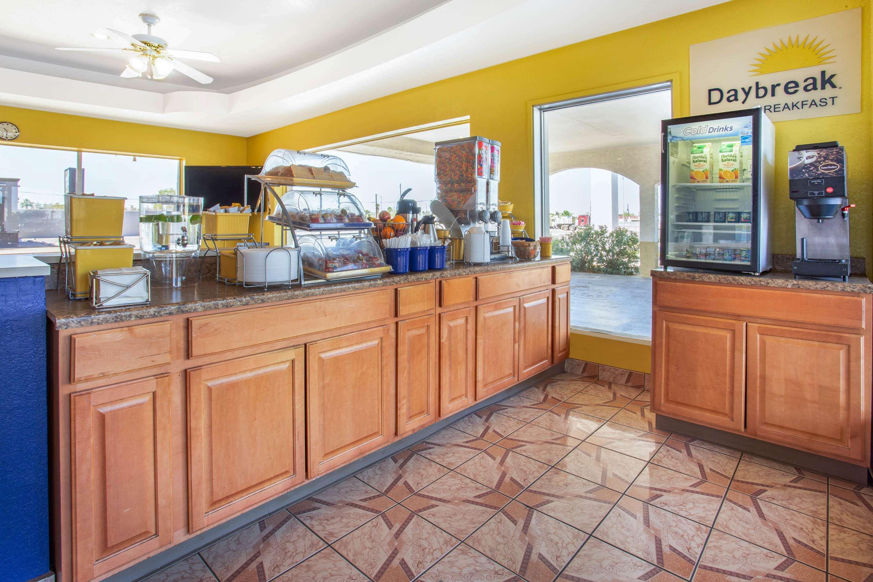 Days Inn By Wyndham Airport - Финикс Екстериор снимка