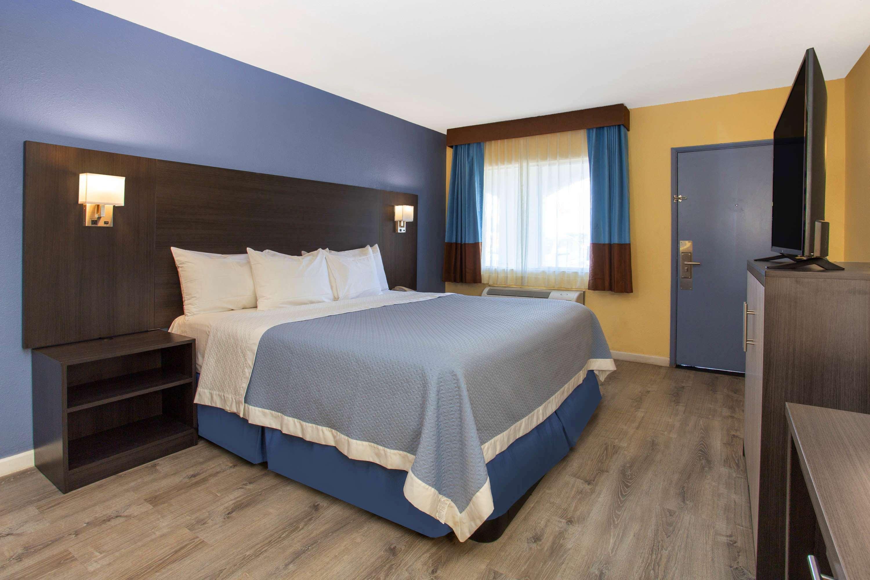 Days Inn By Wyndham Airport - Финикс Екстериор снимка