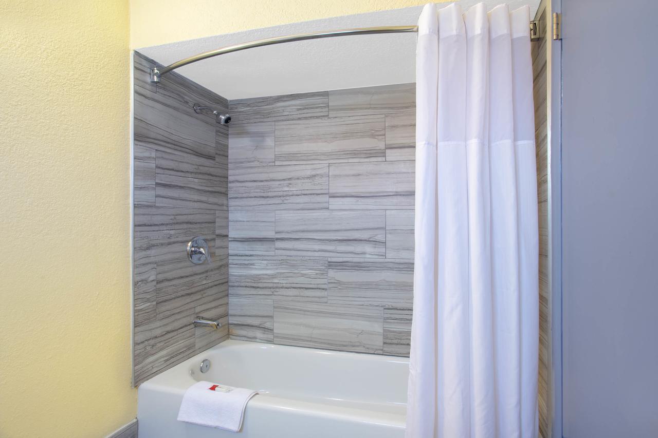 Days Inn By Wyndham Airport - Финикс Екстериор снимка