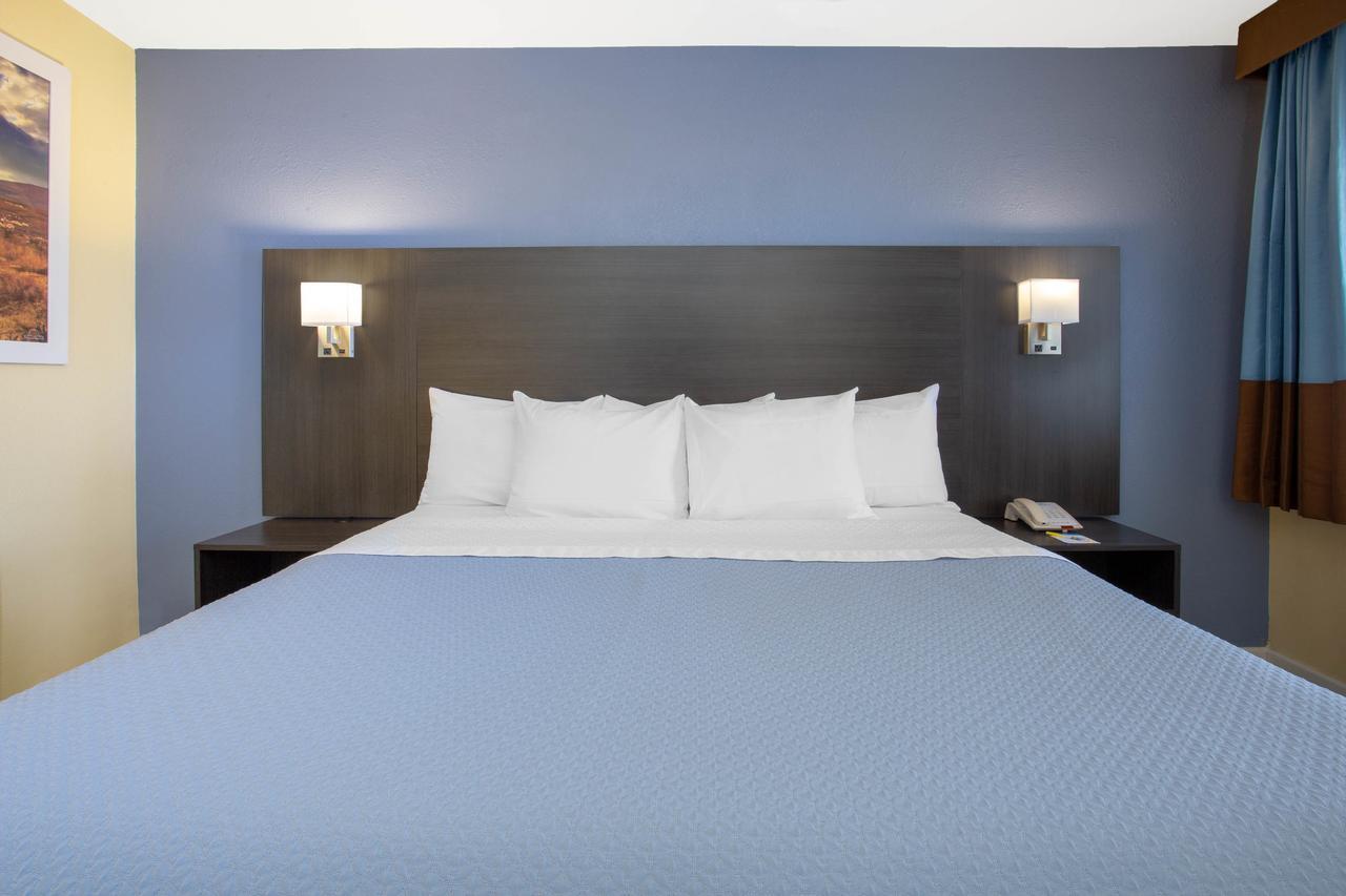 Days Inn By Wyndham Airport - Финикс Екстериор снимка