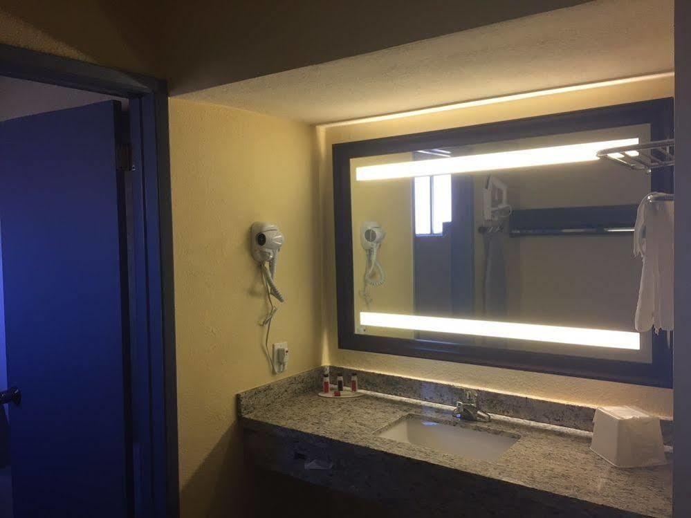 Days Inn By Wyndham Airport - Финикс Екстериор снимка