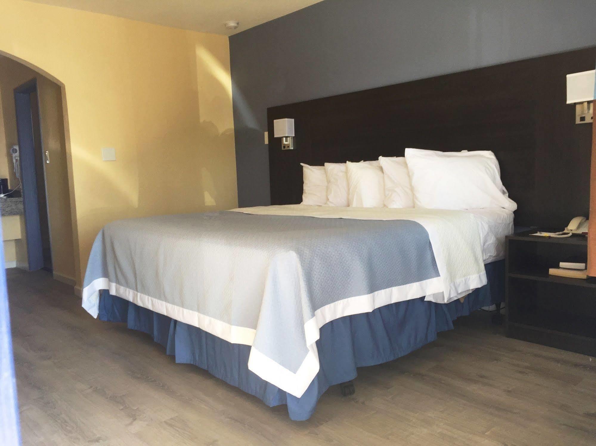 Days Inn By Wyndham Airport - Финикс Екстериор снимка